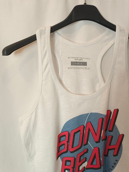 BETWEENTHEFLAGS. Camiseta blanca letras T.xs