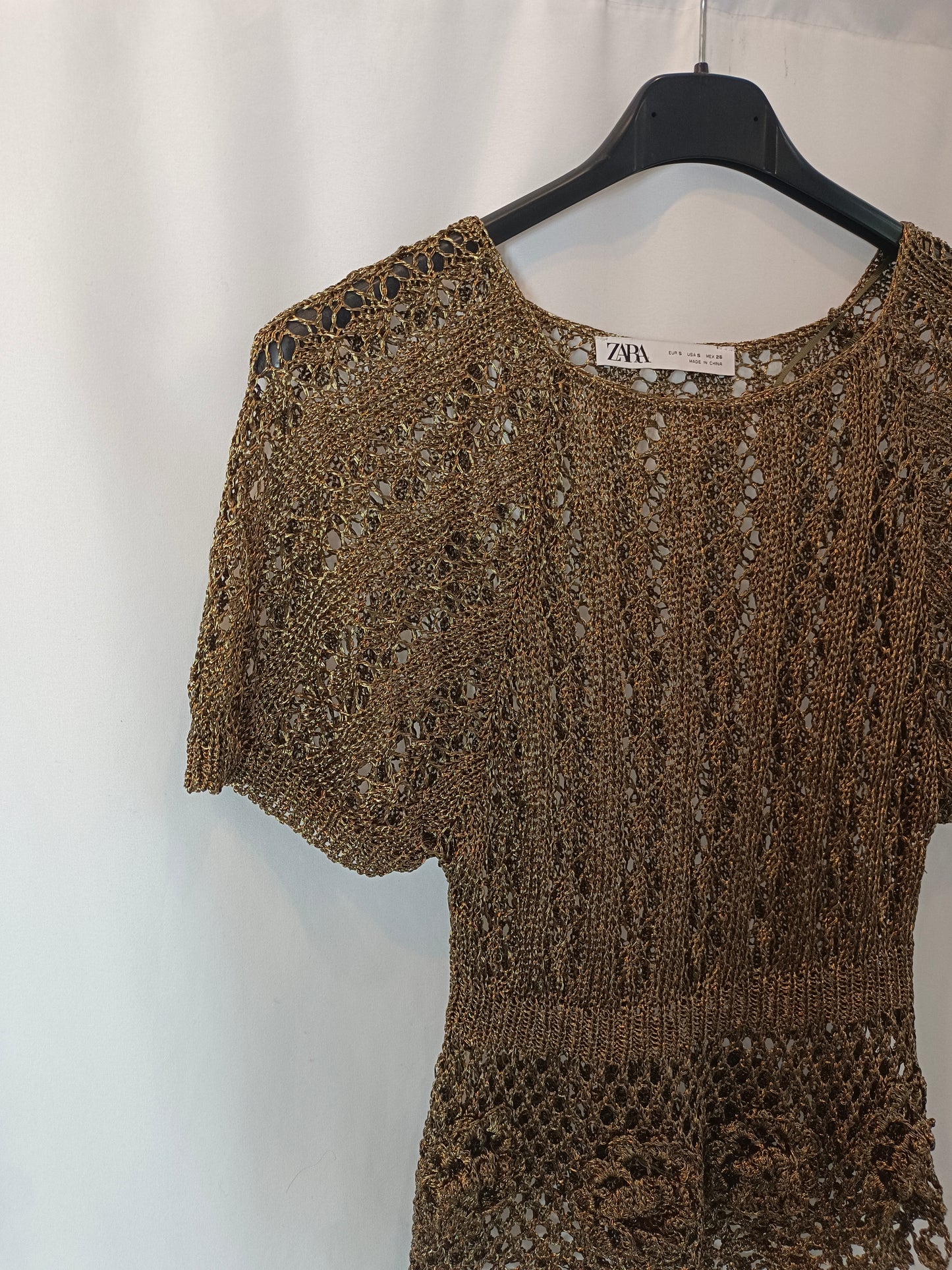 ZARA. Gold crochet top Ts