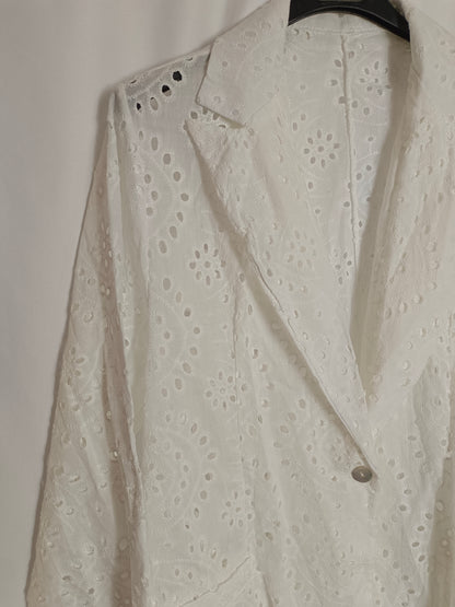OTRAS. Chaqueta blanca troquelada T.l