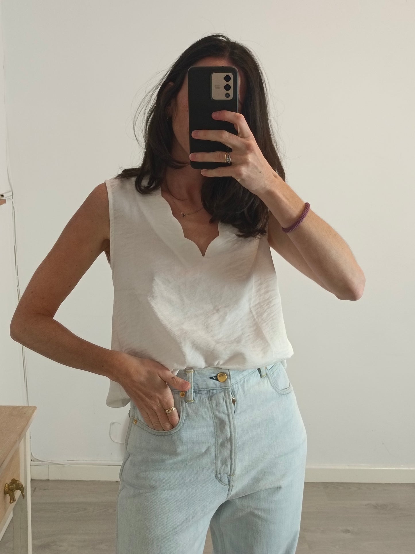 LE MUSE. White top with wavy neckline Tm