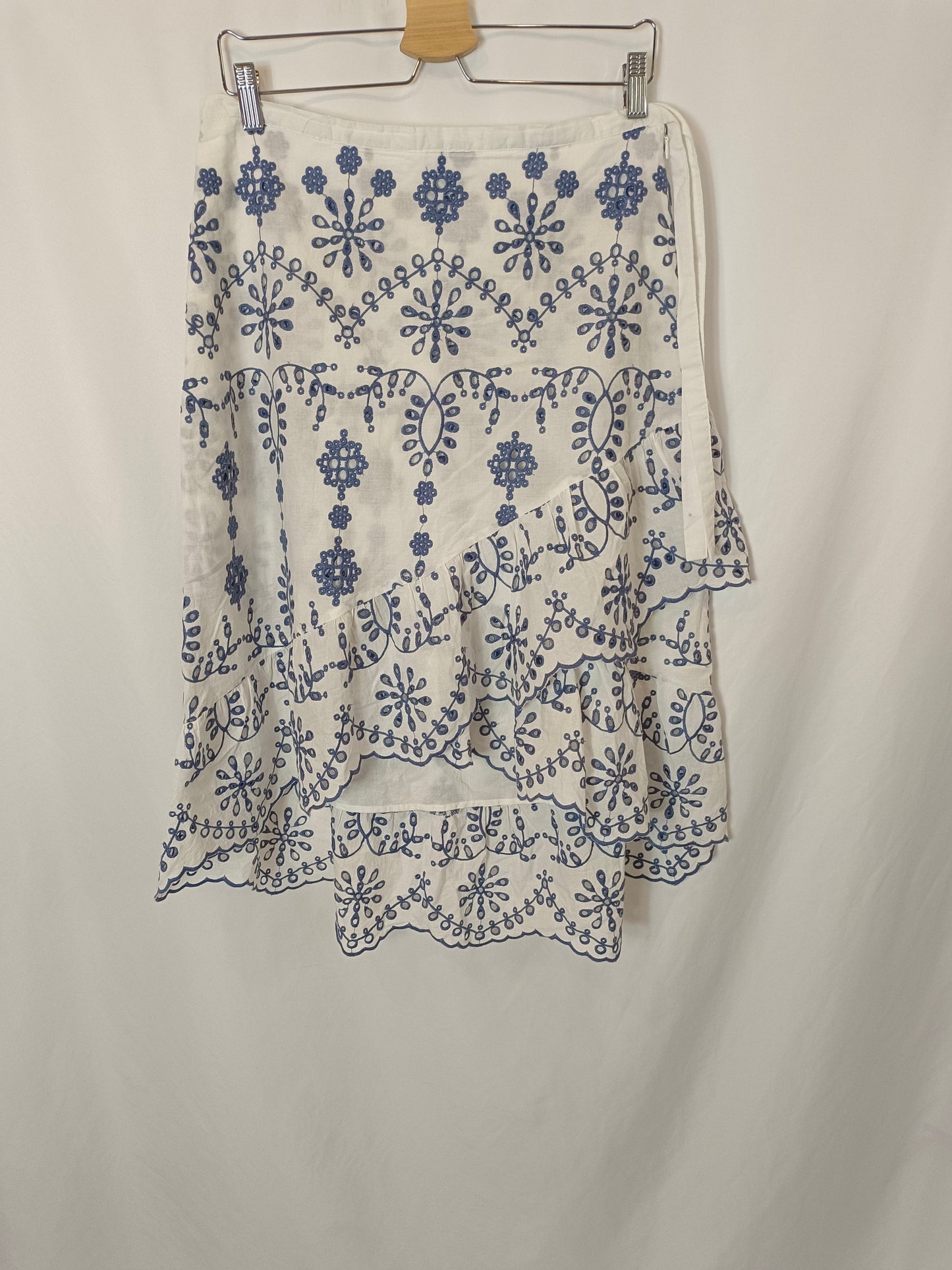 TINTORETTO. Falda midi blanca bordada T.42