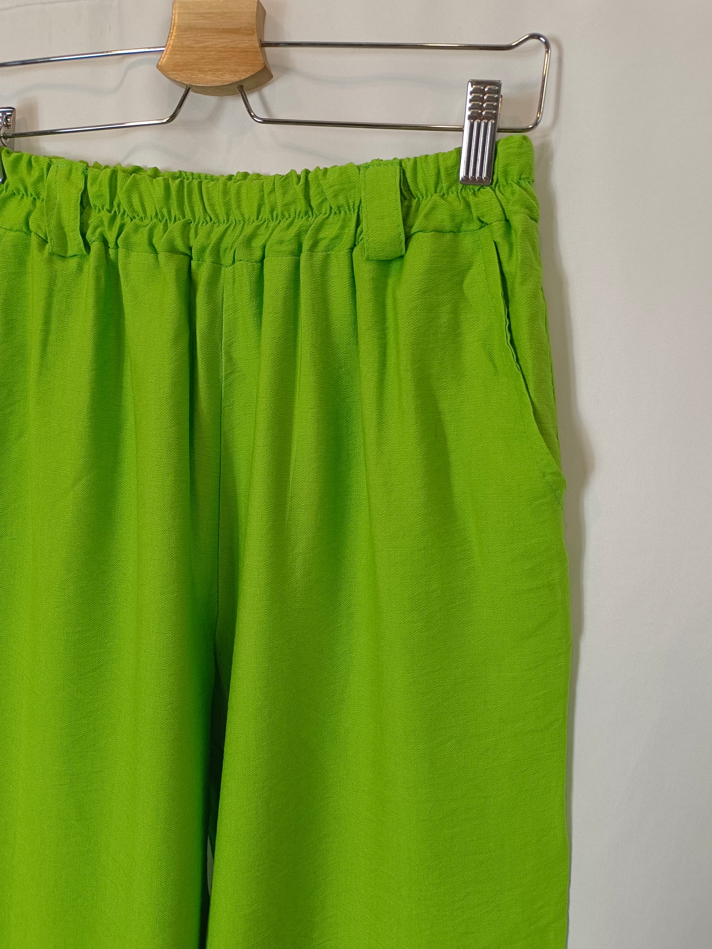 OTRAS. Pantalón verde fluido T.u (36)