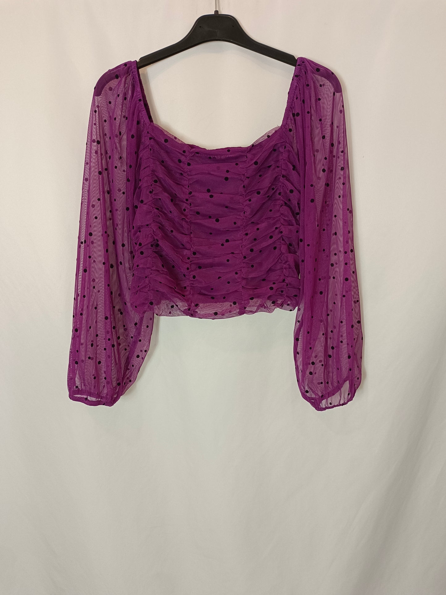 BERSHKA. Top morado tull lunares T.m