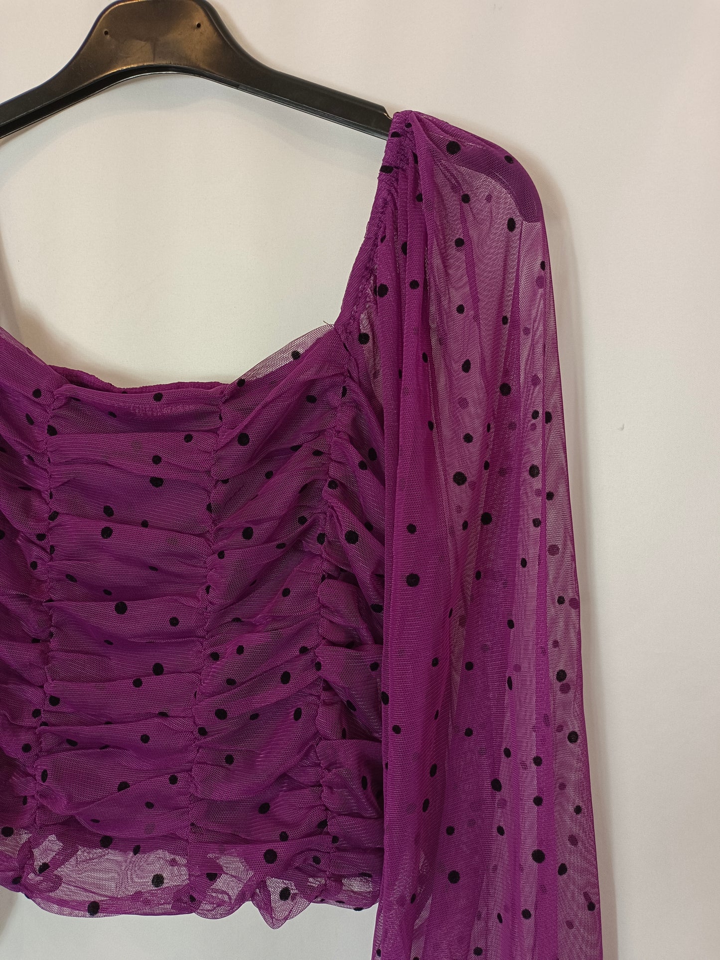 BERSHKA. Top morado tull lunares T.m
