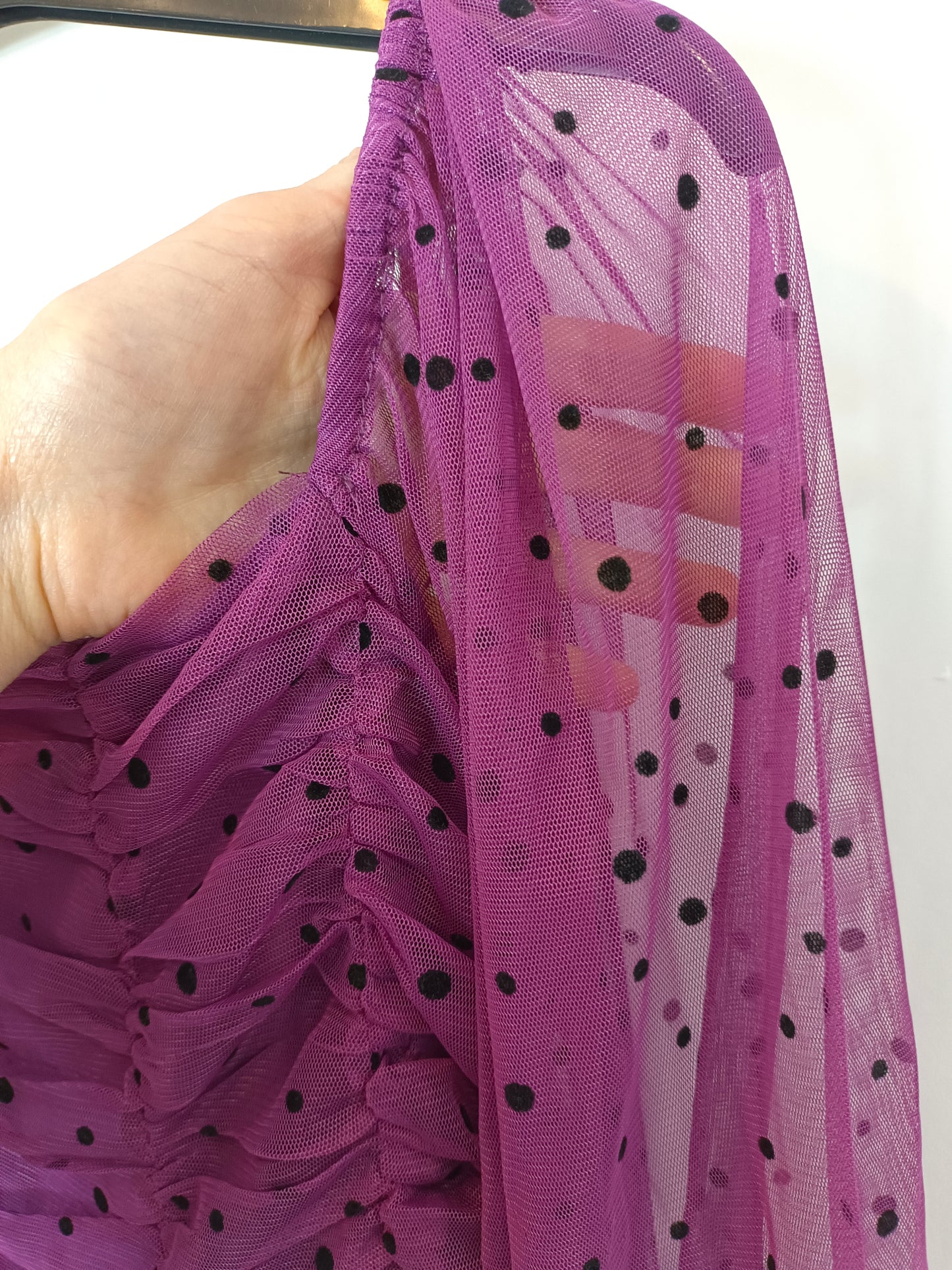 BERSHKA. Top morado tull lunares T.m