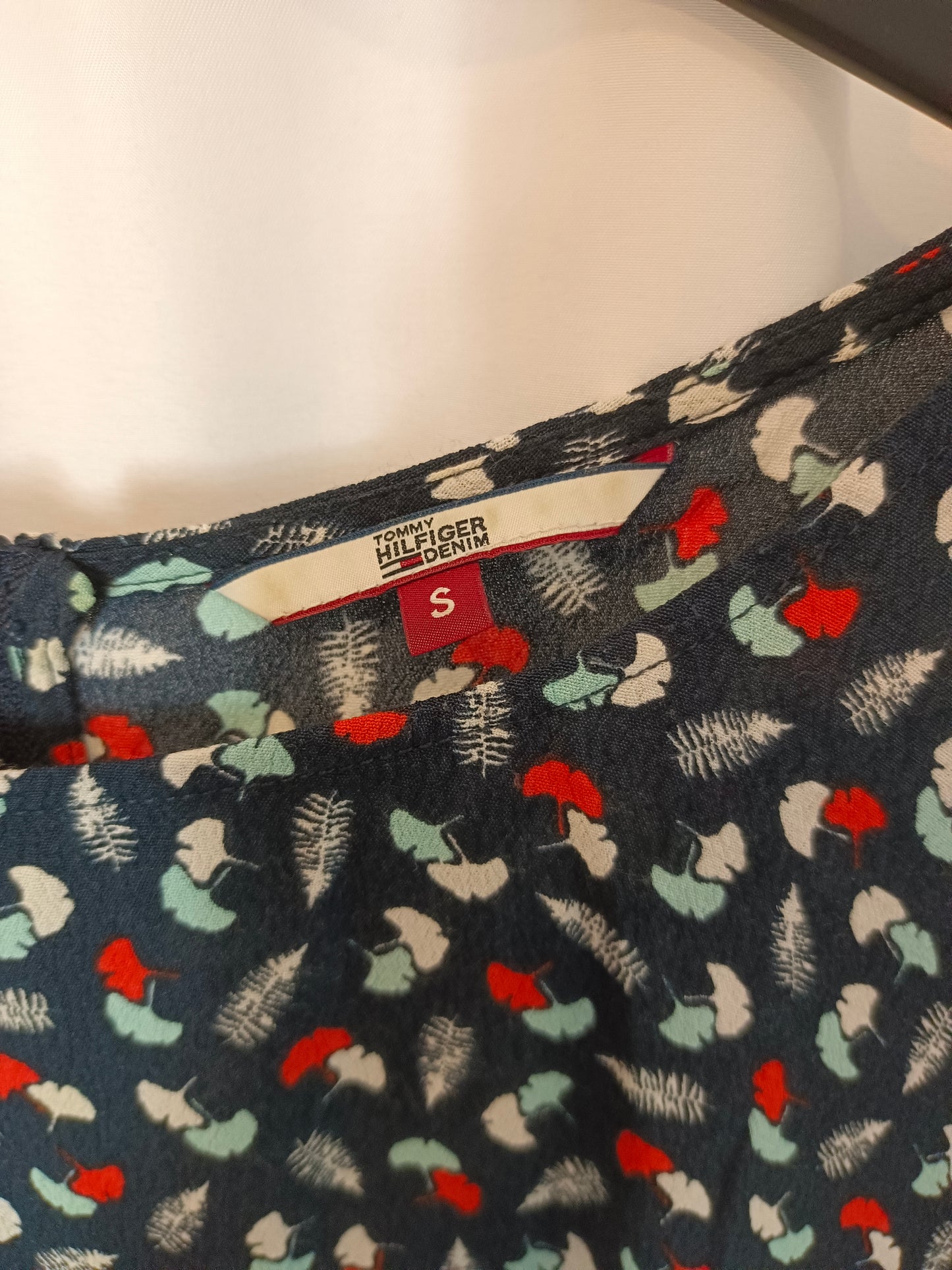 TOMMY HILFIGUER. Short blue printed Ts dress