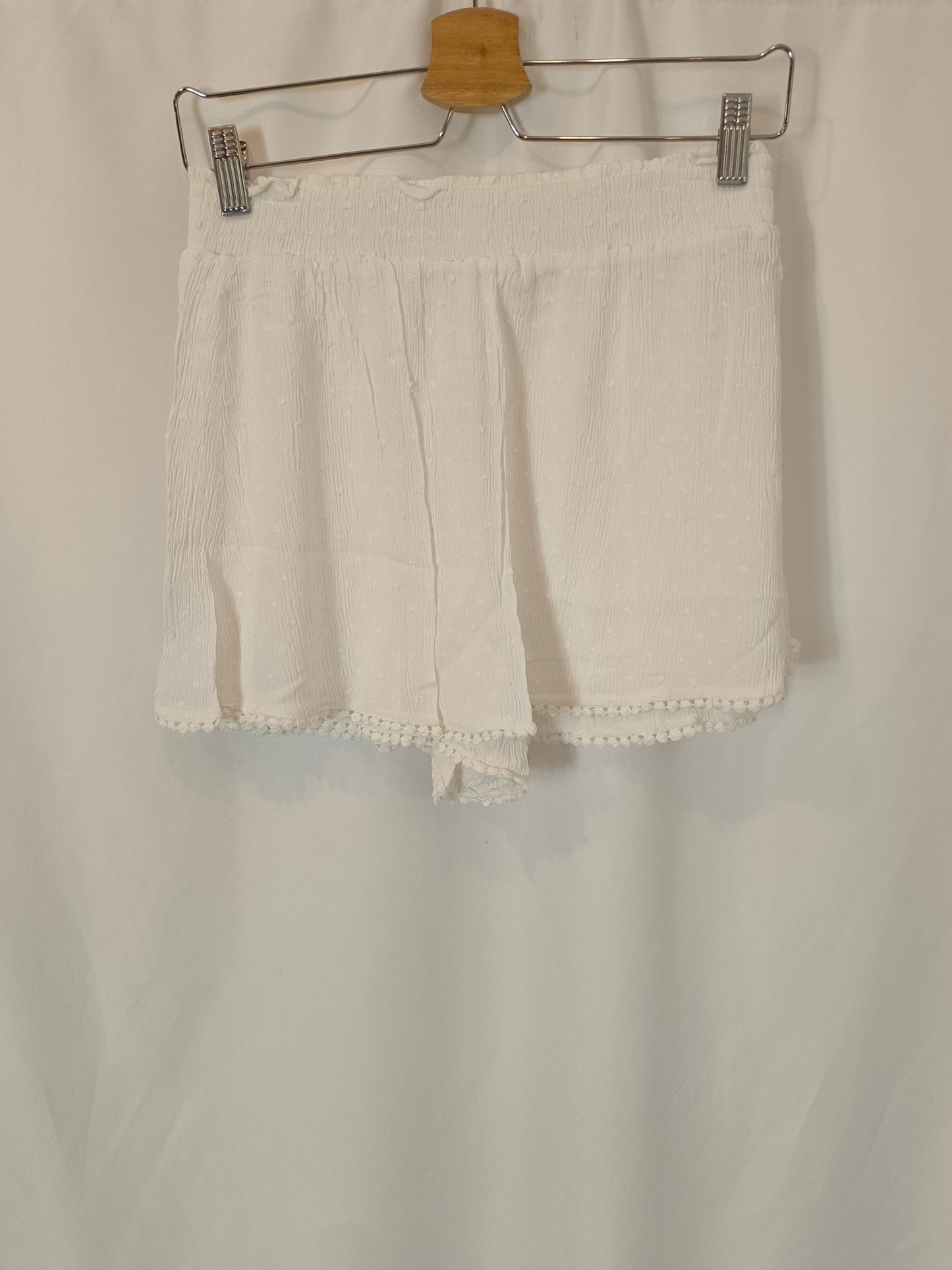 STRADIVARIUS. Pantalón corto blanco plumeti  T.l