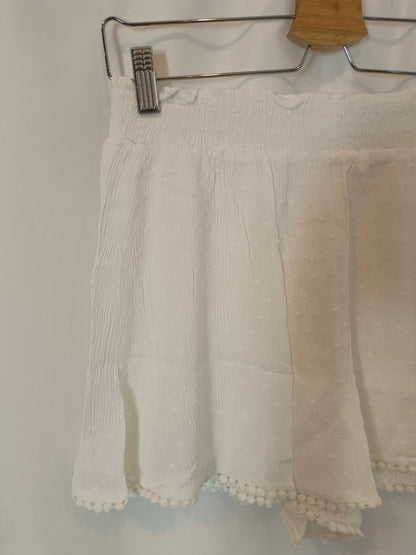 STRADIVARIUS. Pantalón corto blanco plumeti  T.l