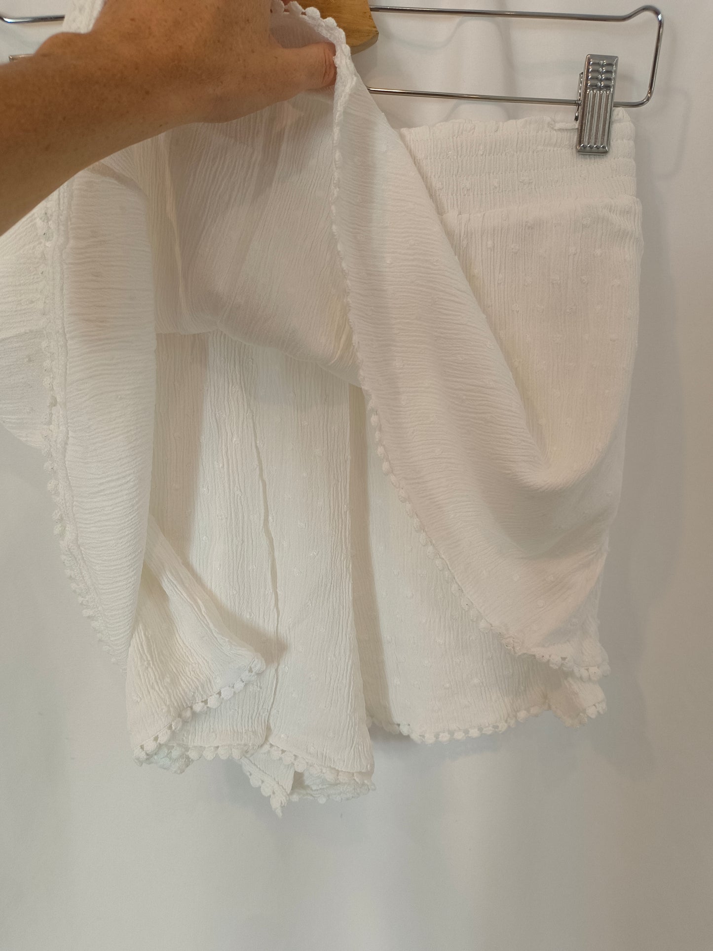 STRADIVARIUS. Pantalón corto blanco plumeti  T.l