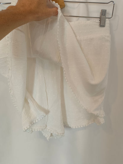 STRADIVARIUS. Pantalón corto blanco plumeti  T.l