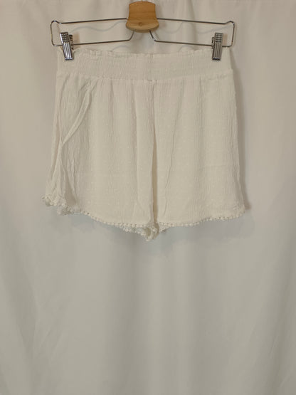 STRADIVARIUS. Pantalón corto blanco plumeti  T.l