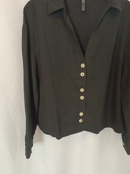 ZARA. Black blouse with white buttons Tm
