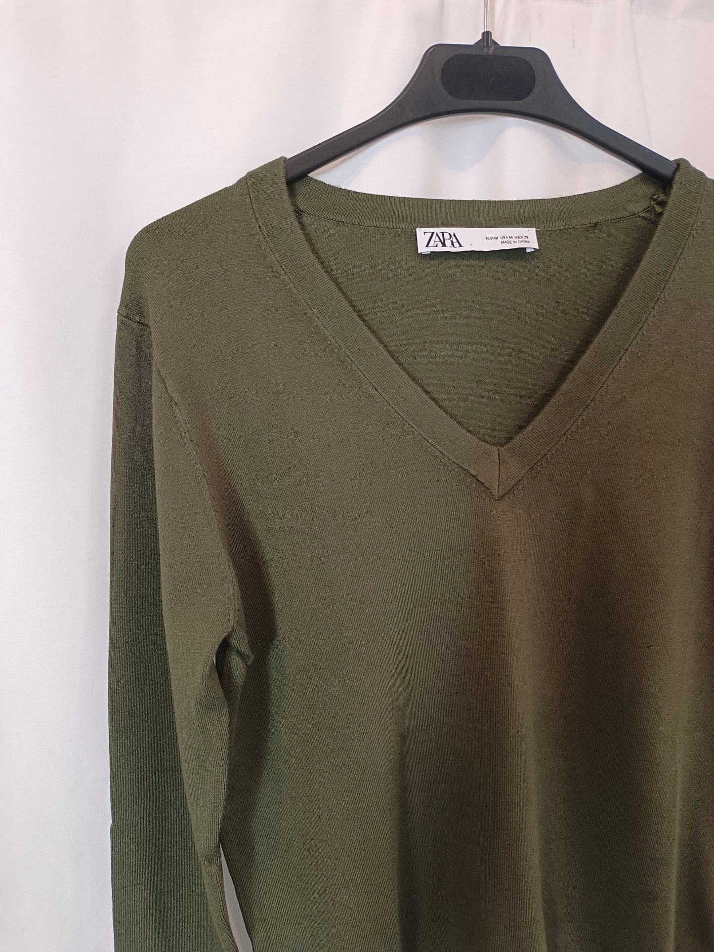 ZARA. Green buttoned sweater TM