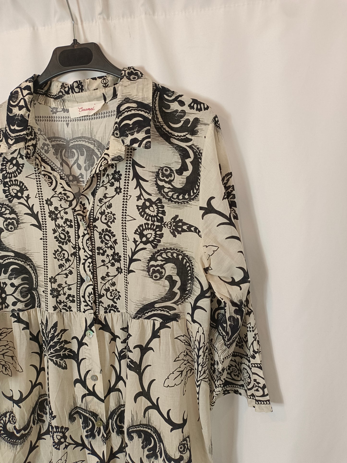 CARAMEL. Tu(m) printed button-down dress