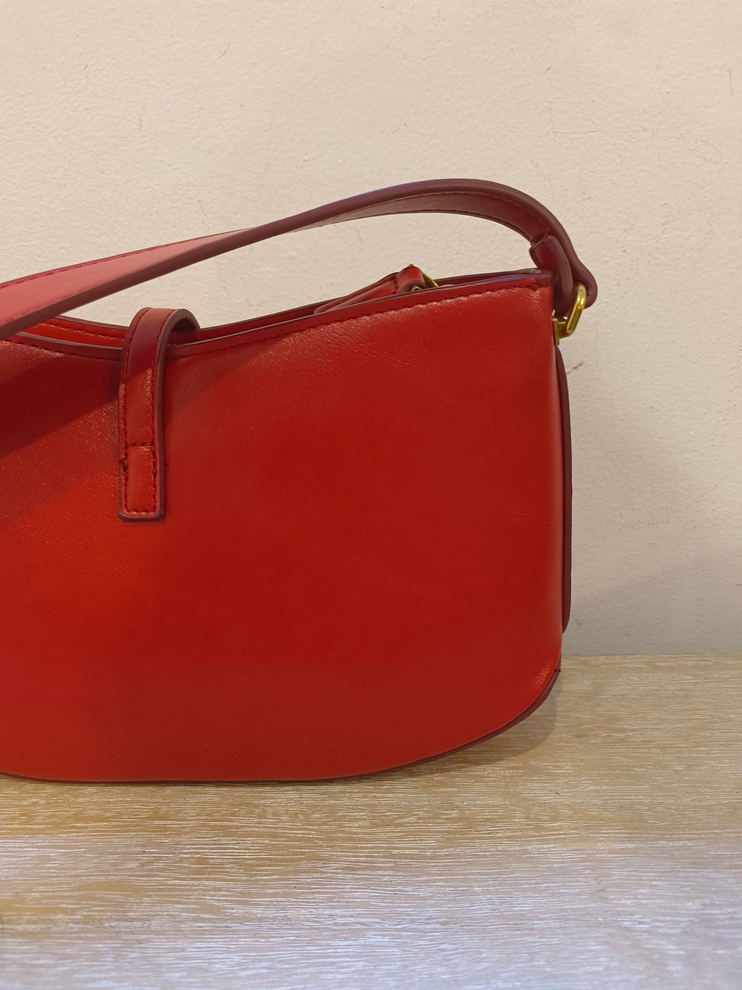 MANGO. Bolso rojo asa corta