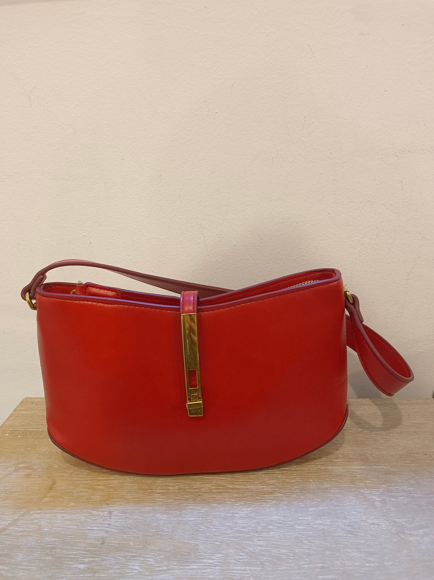 MANGO. Bolso rojo asa corta