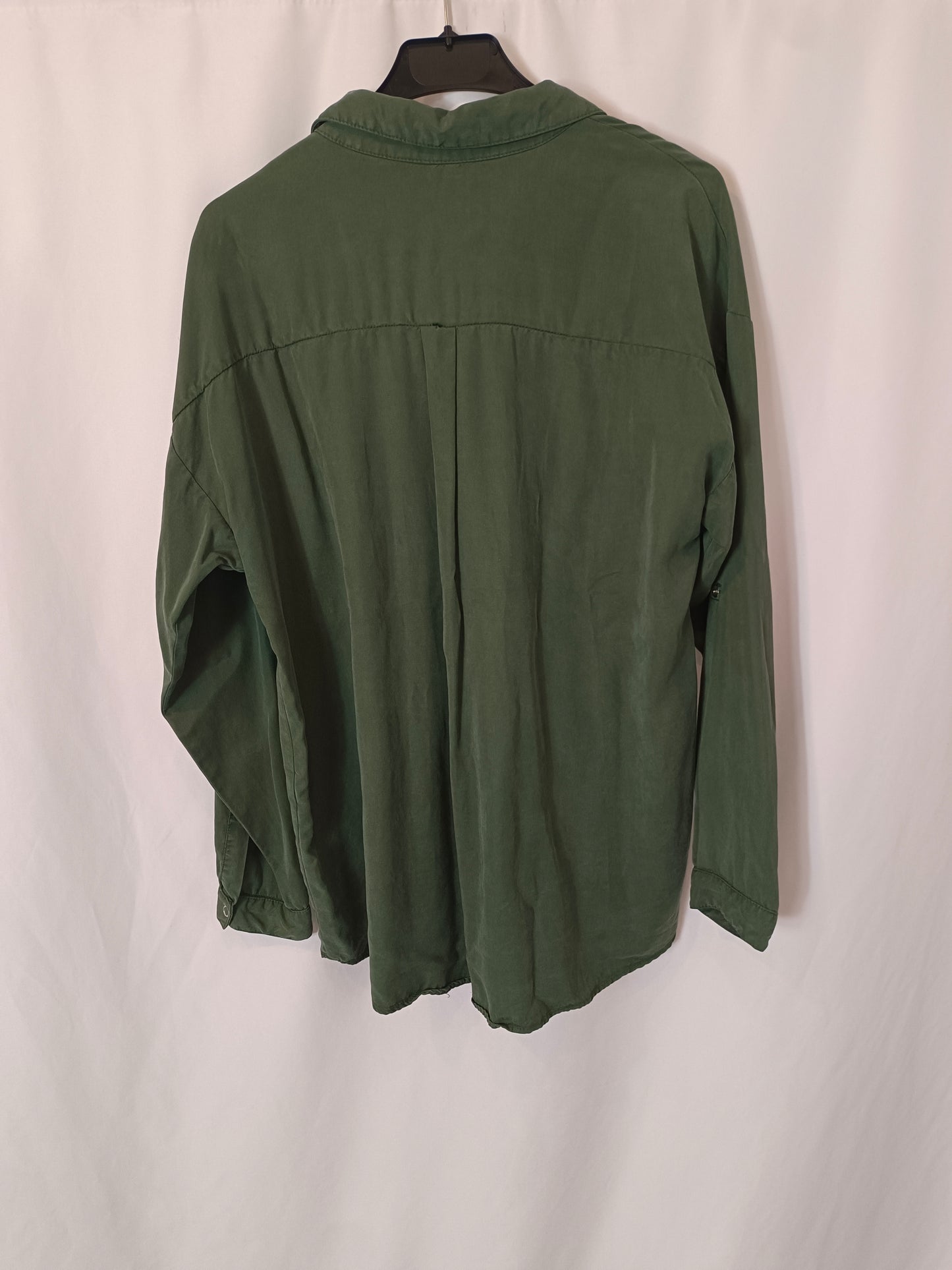 ZARA. Camisa verde fluida T.s
