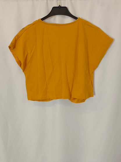 ZARA. Mustard Ts die-cut top