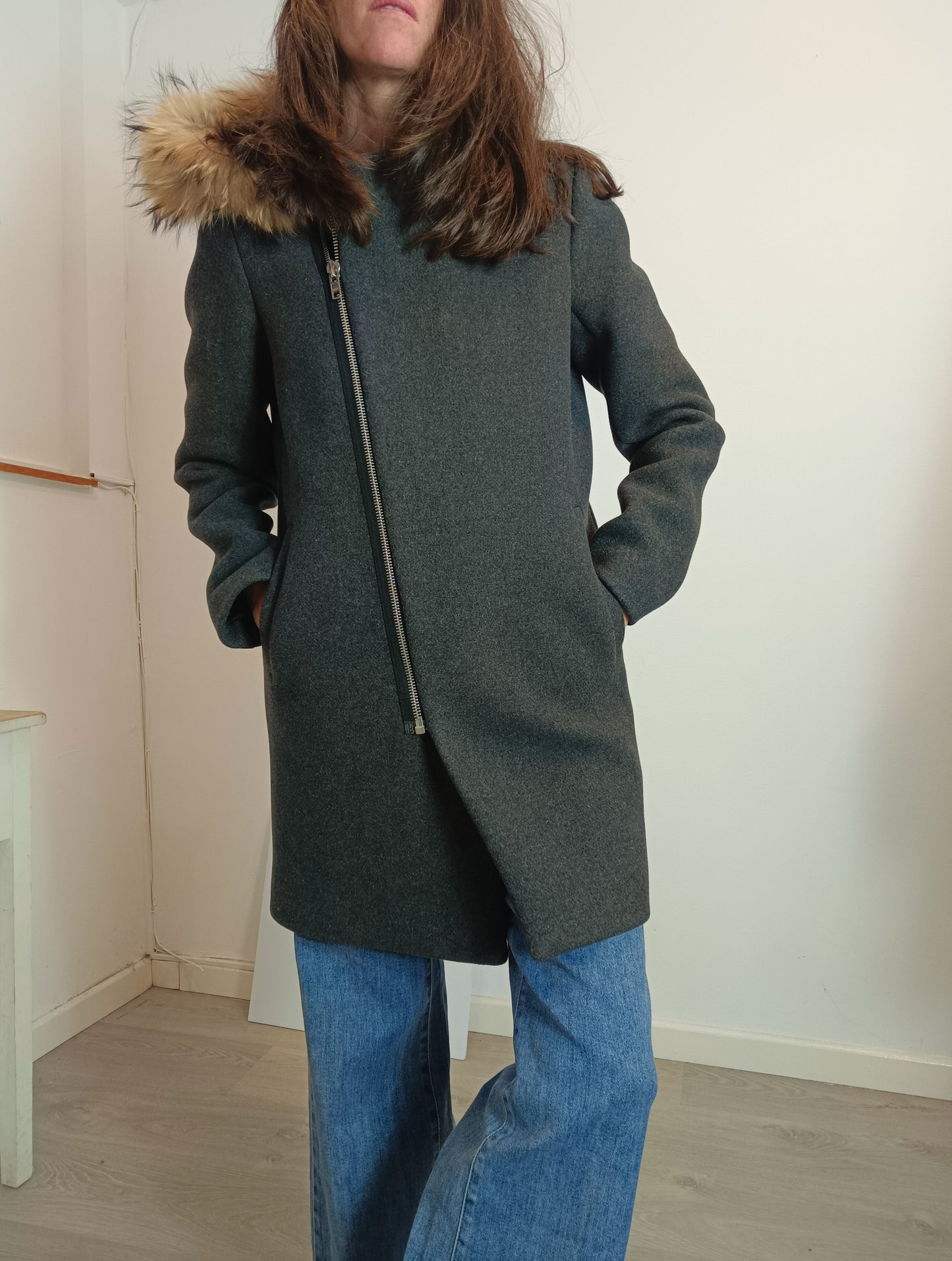 SANDRO. Trenca gris con pelo en capucha T.38