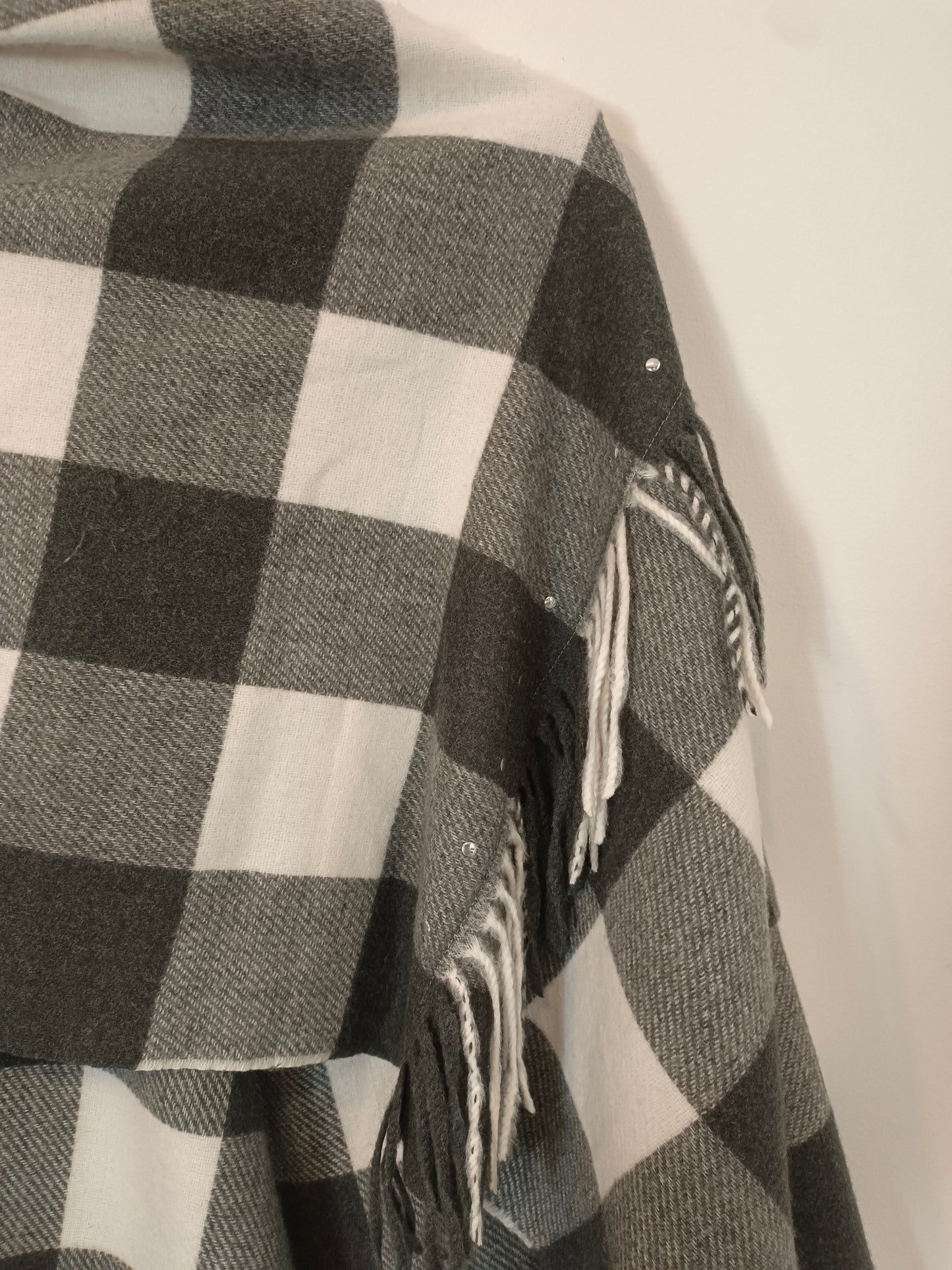 PIMKIE. Poncho cuadros grises TU(m/l)