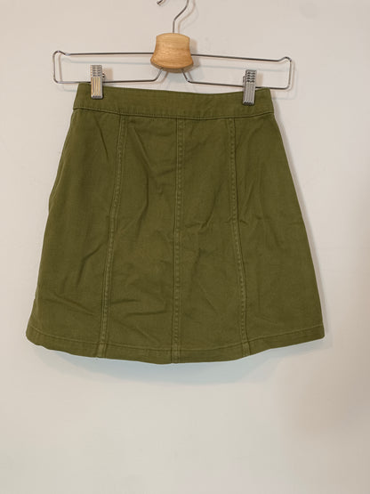 H&M. Falda verde abotonada T.32