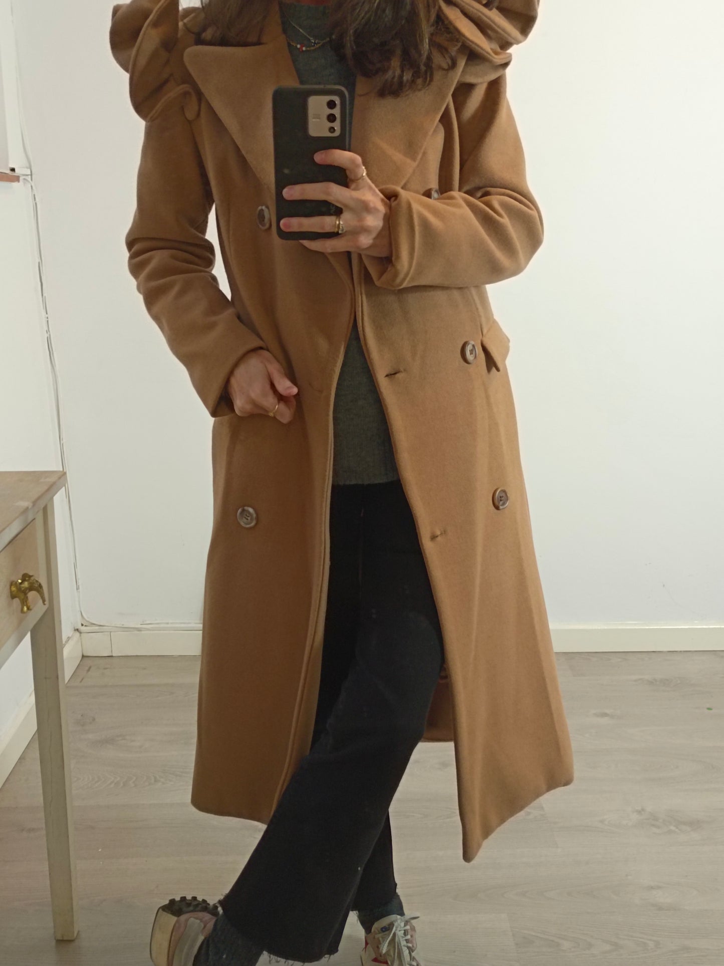 IQ COLLECTION. Camel coat with ruffle detail Tm