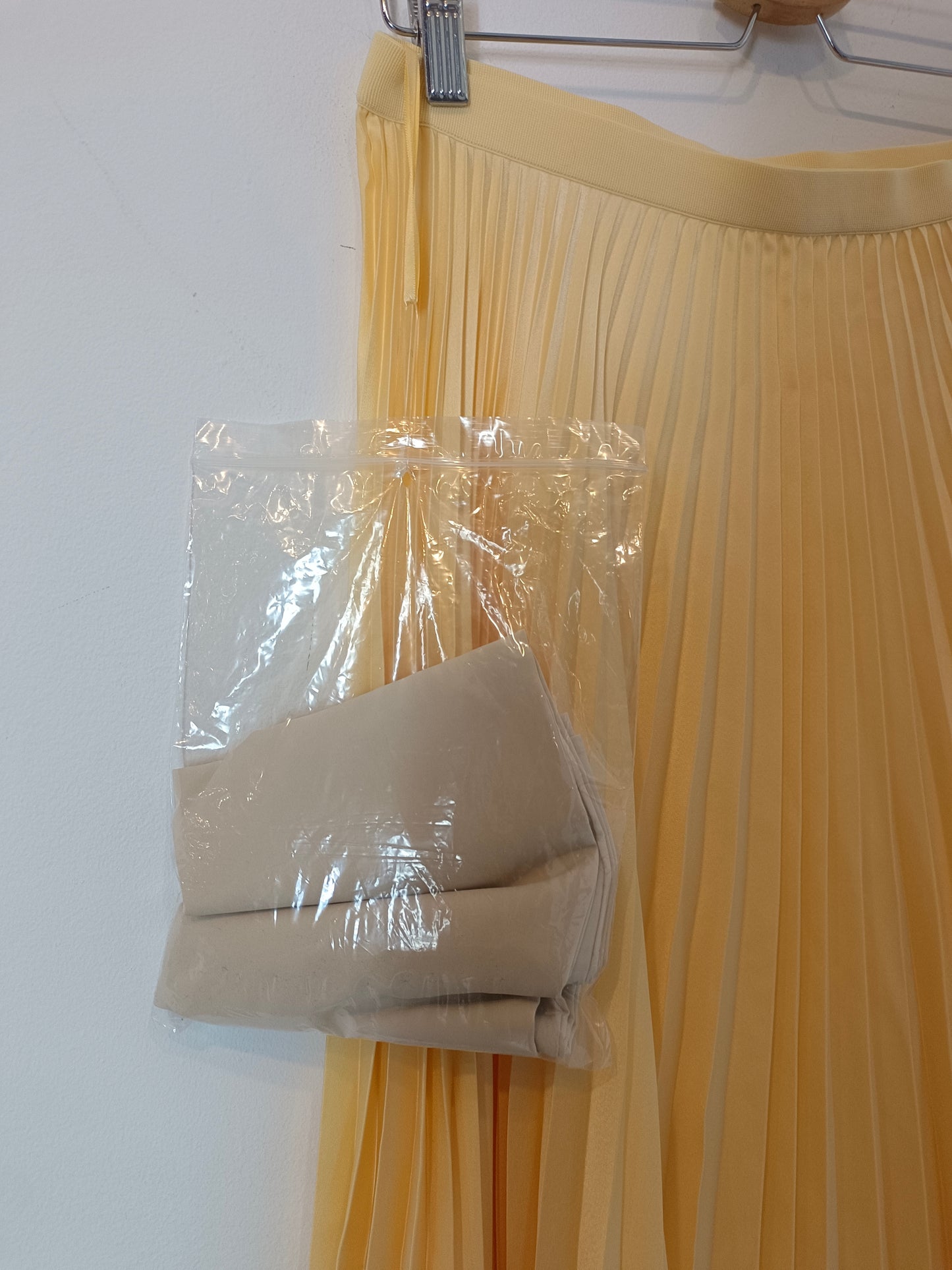 UNIQLO. Two-tone pleated skirt Tl