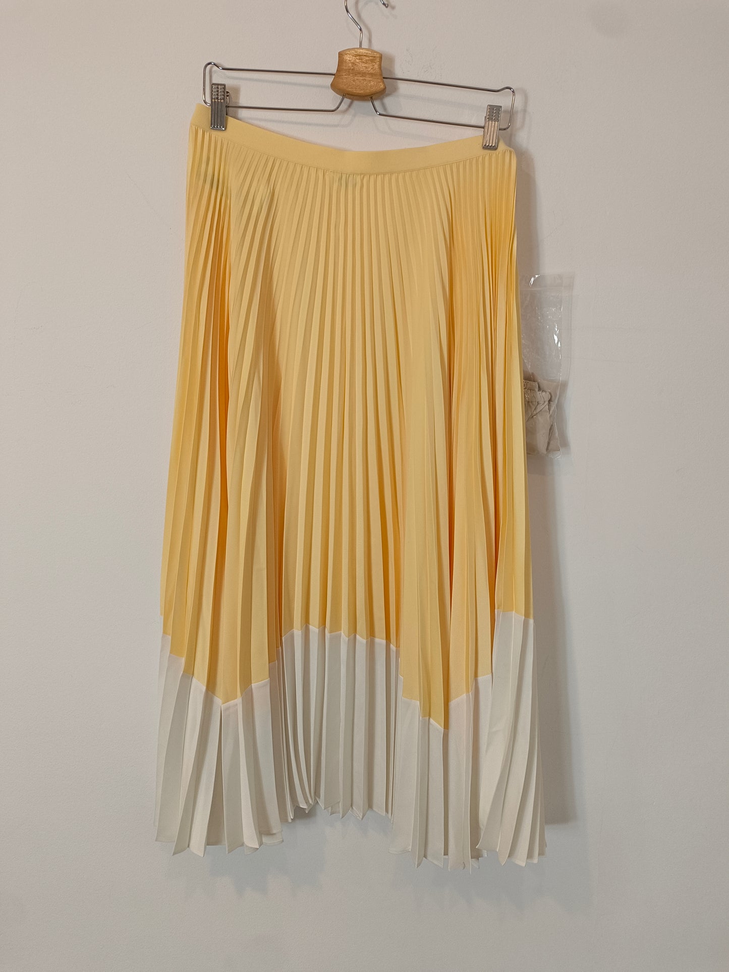 UNIQLO. Two-tone pleated skirt Tl