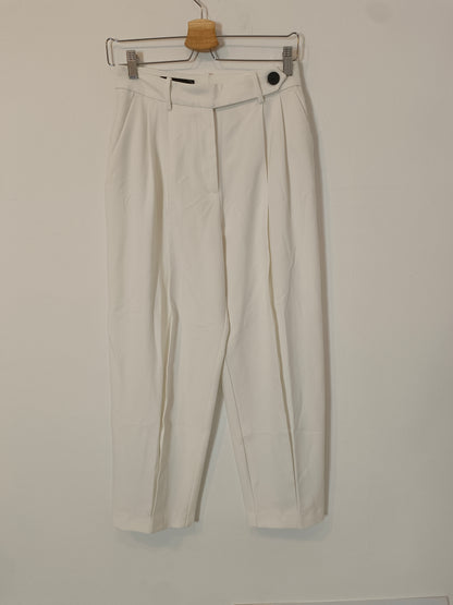 ZARA. Pantalón blanco pinzas T.34