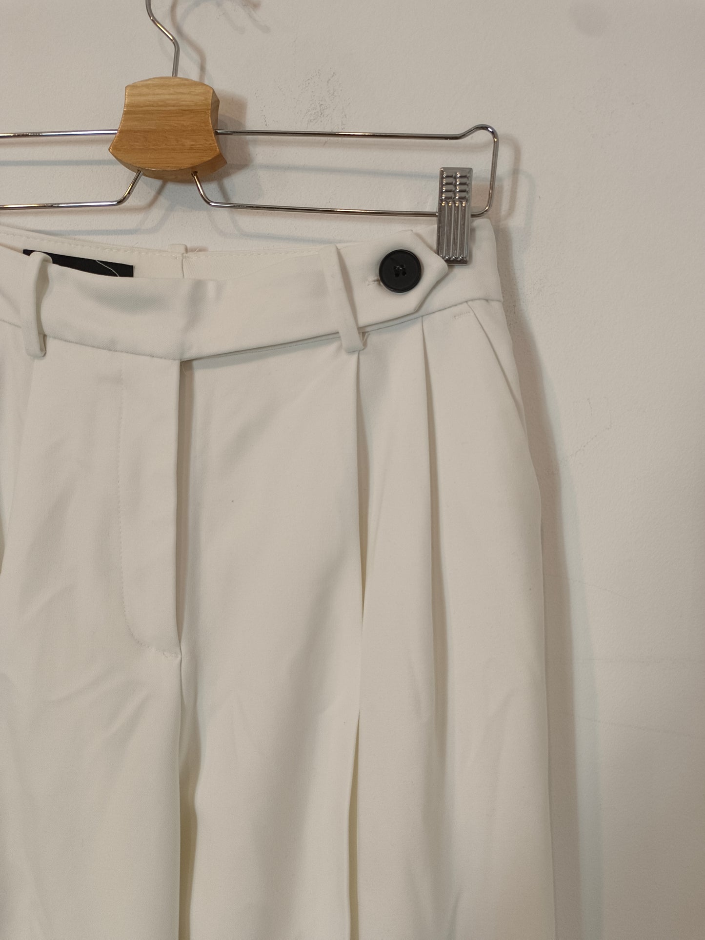 ZARA. Pantalón blanco pinzas T.34