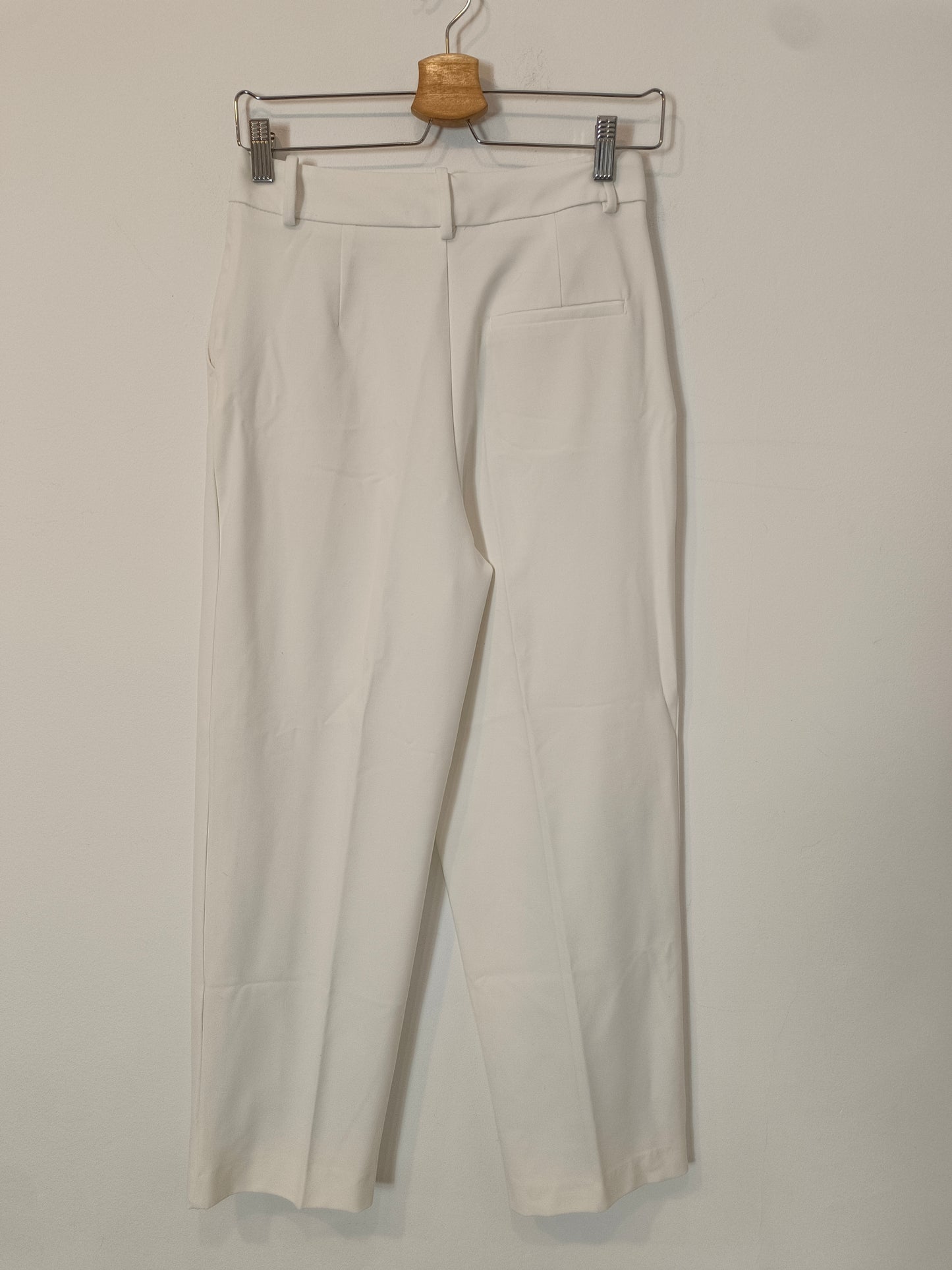 ZARA. Pantalón blanco pinzas T.34