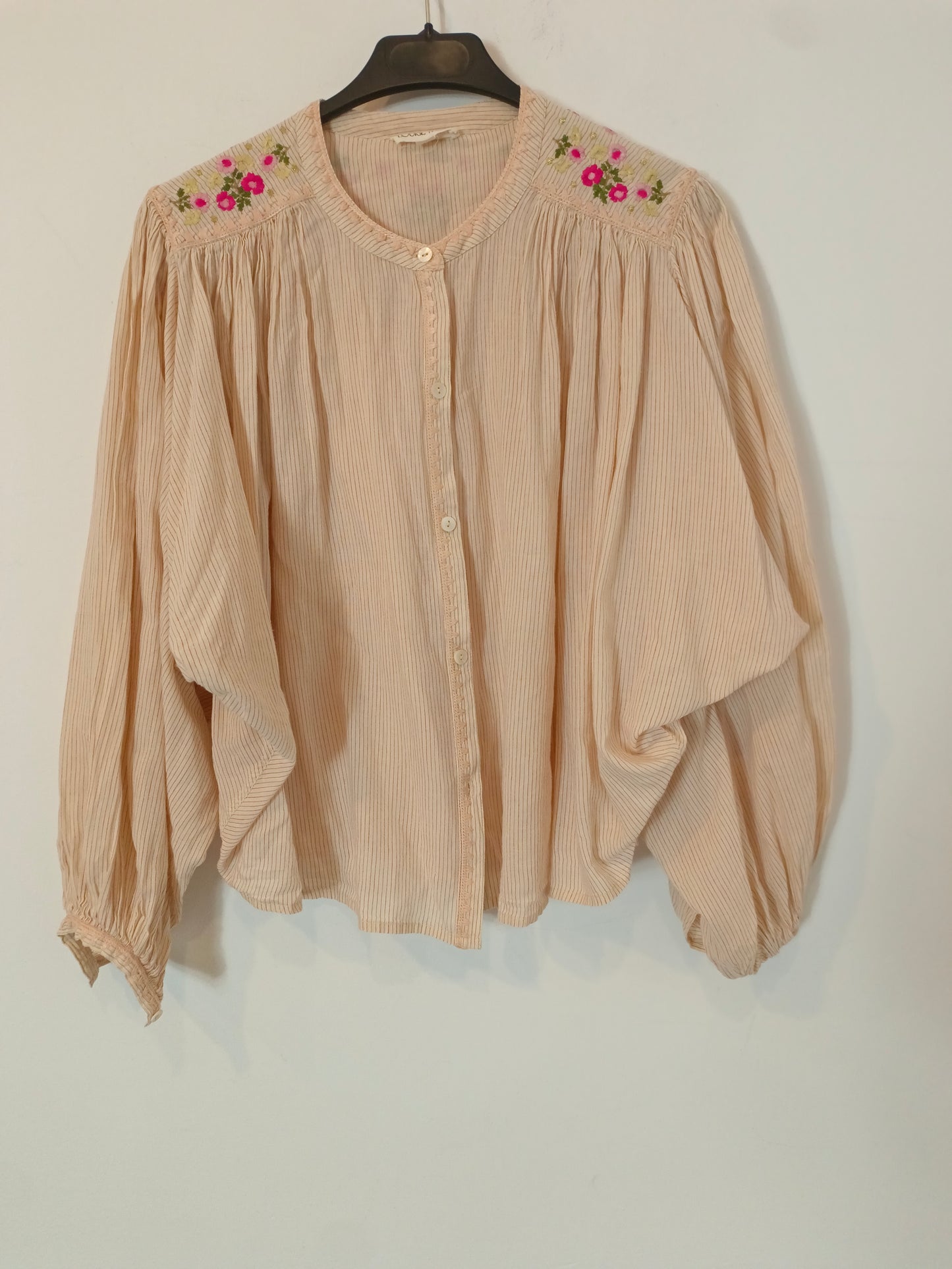 LOUISE MISHA. Blusa beige rayas y bordados T.34