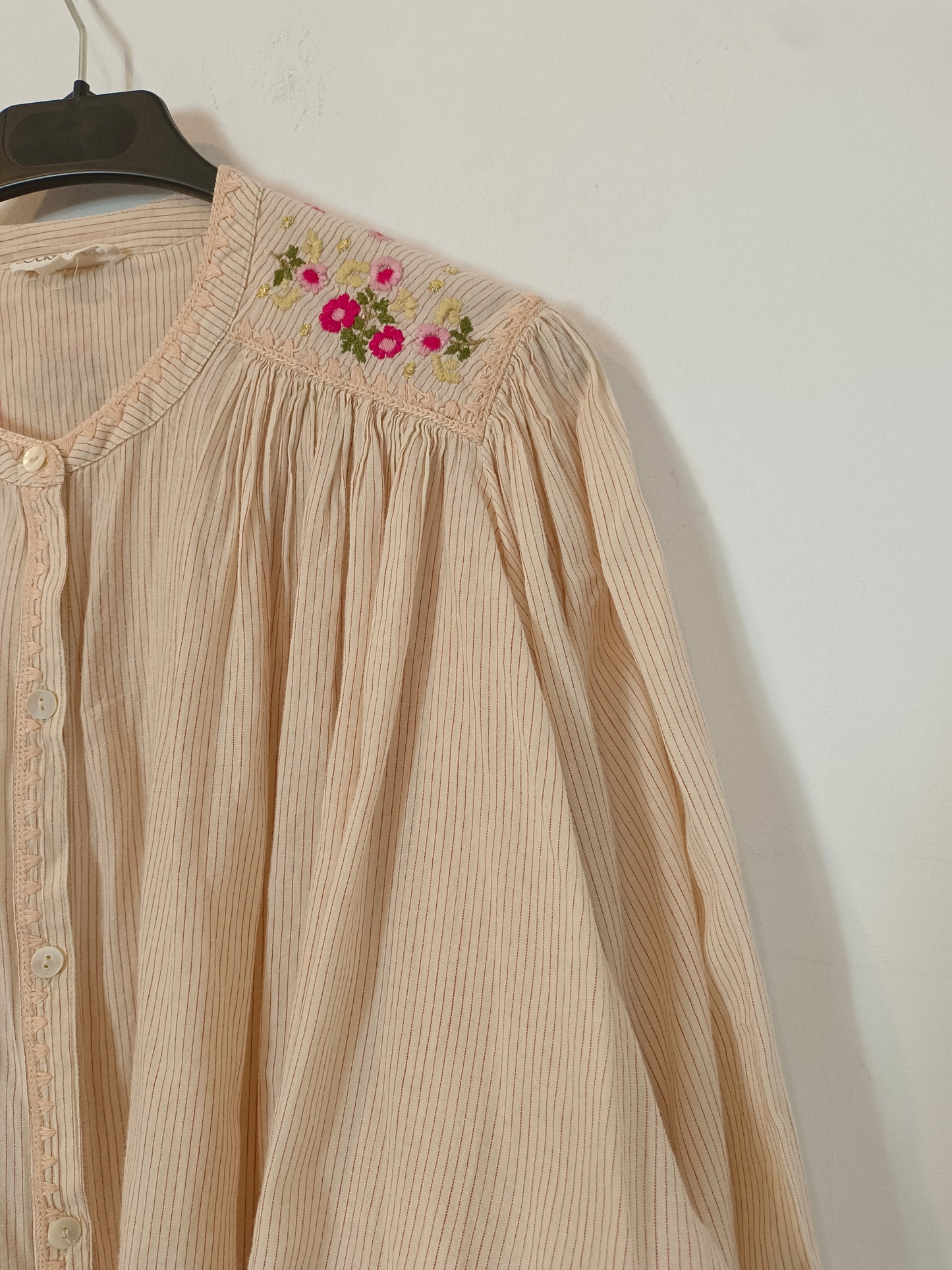 LOUISE MISHA. Blusa beige rayas y bordados T.34