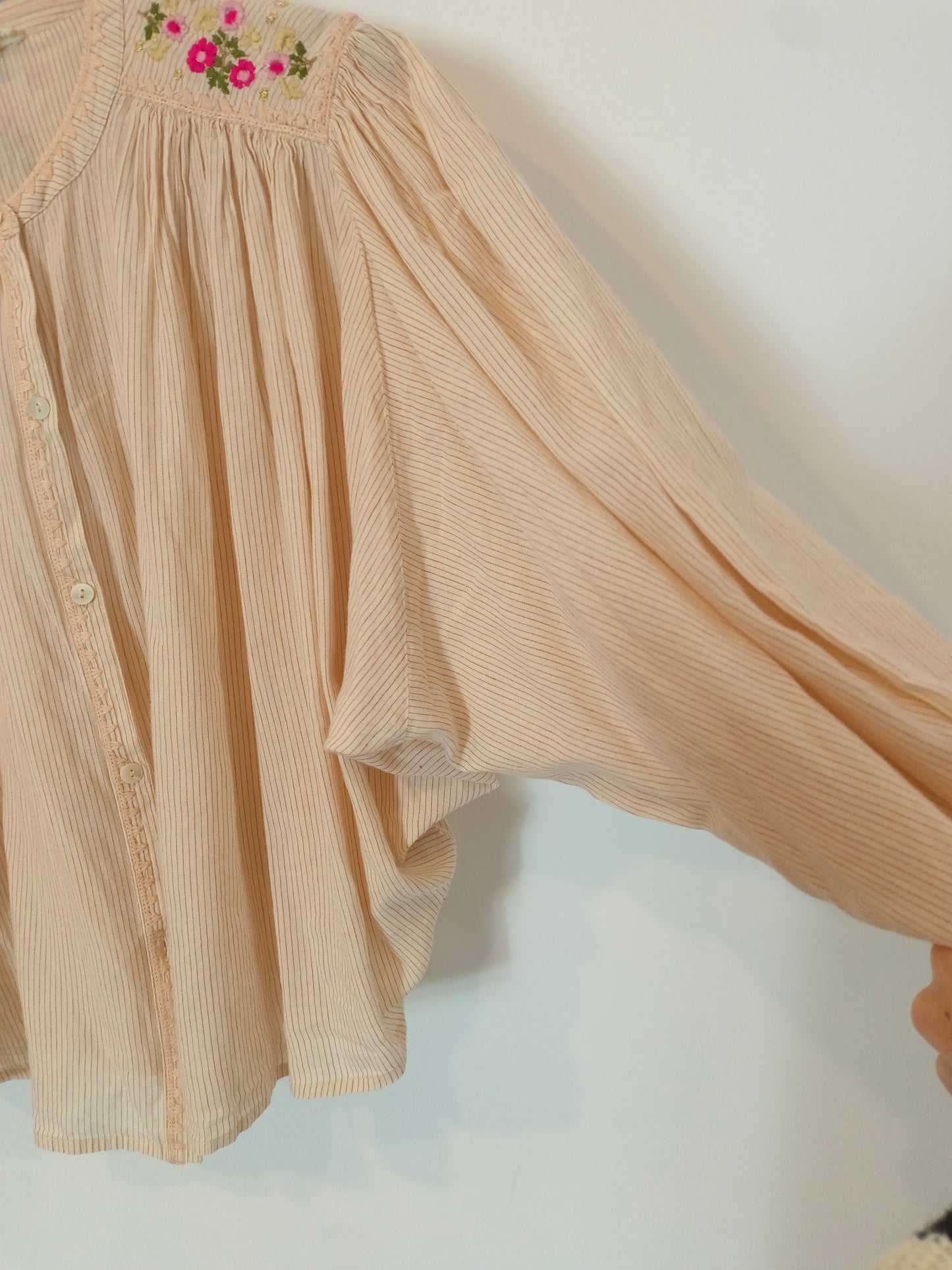 LOUISE MISHA. Blusa beige rayas y bordados T.34