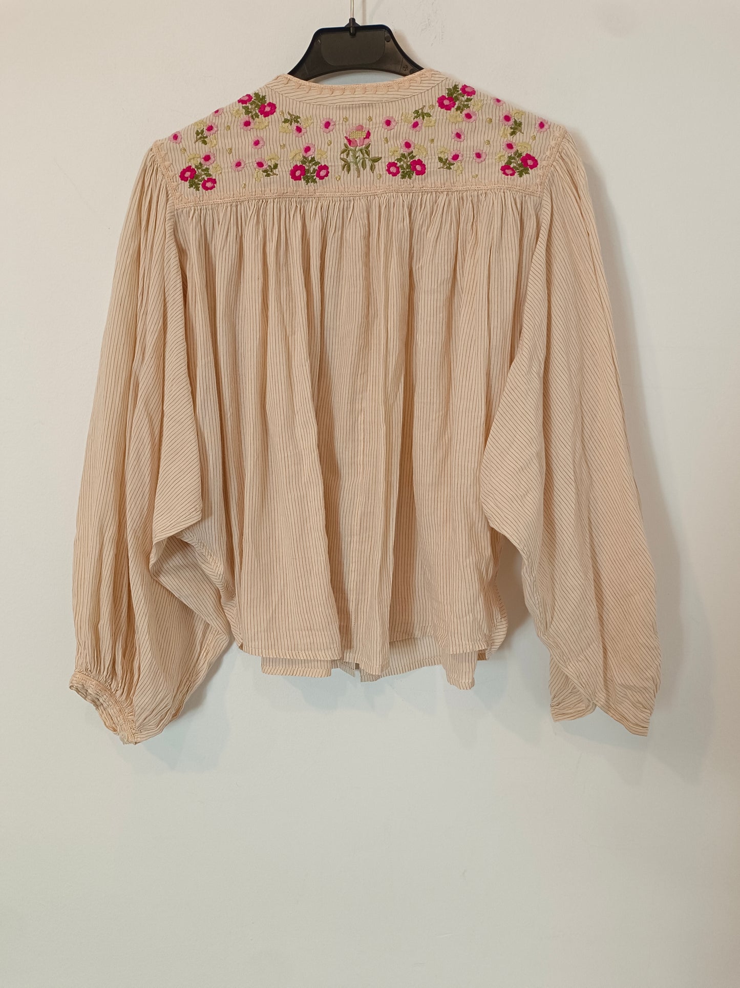 LOUISE MISHA. Blusa beige rayas y bordados T.34