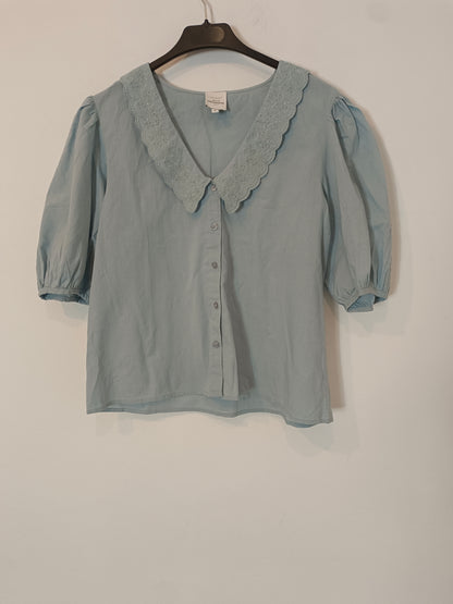 PETITE MENDIGOTE. Blusa azul cuello bordado T.s