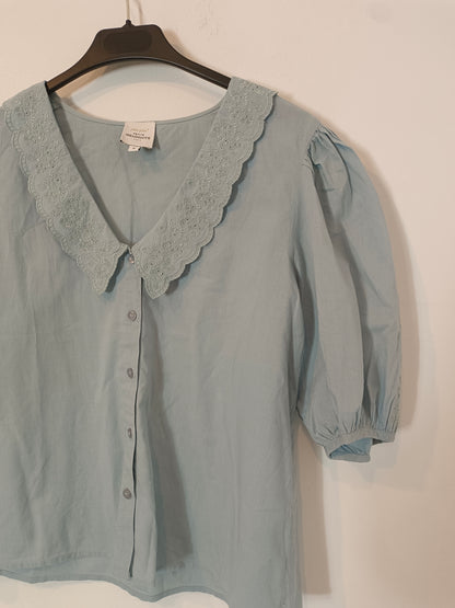 PETITE MENDIGOTE. Blusa azul cuello bordado T.s