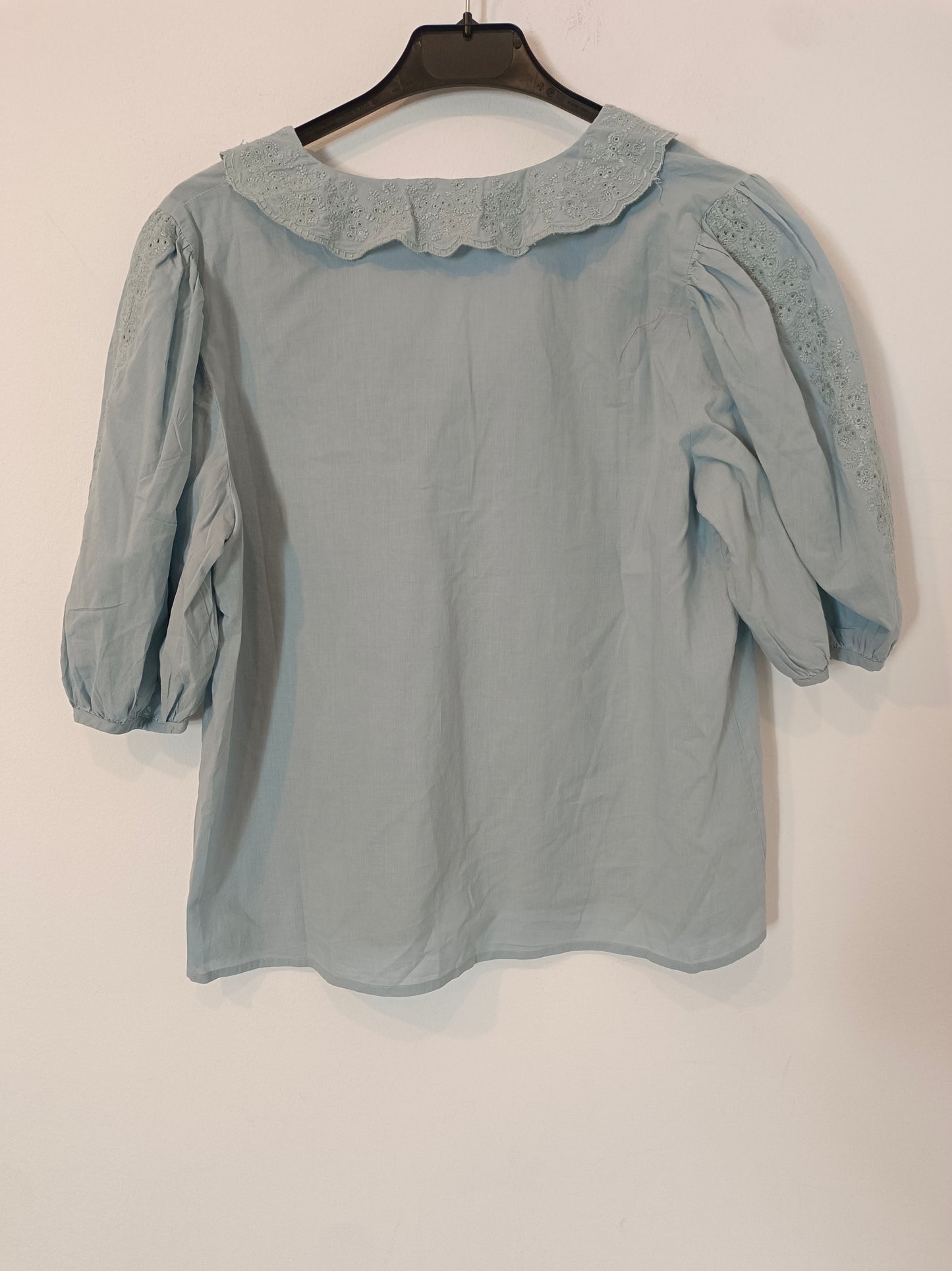 PETITE MENDIGOTE. Blusa azul cuello bordado T.s