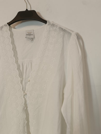 LA PETITE MENDIGOTE. Blusa blanca  troquelada T.s