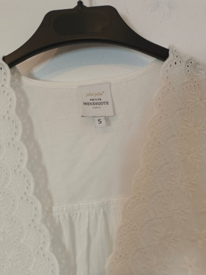 LA PETITE MENDIGOTE. Blusa blanca  troquelada T.s
