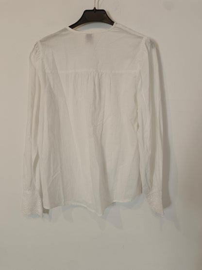 LA PETITE MENDIGOTE. Blusa blanca  troquelada T.s