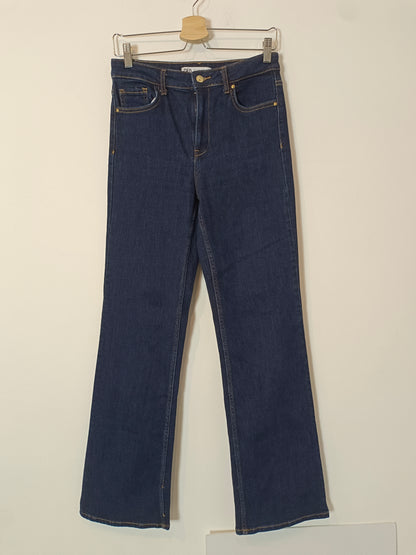 ZARA. Pantalón denim oscuro T.40