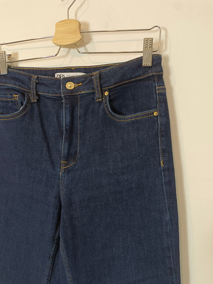 ZARA. Pantalón denim oscuro T.40