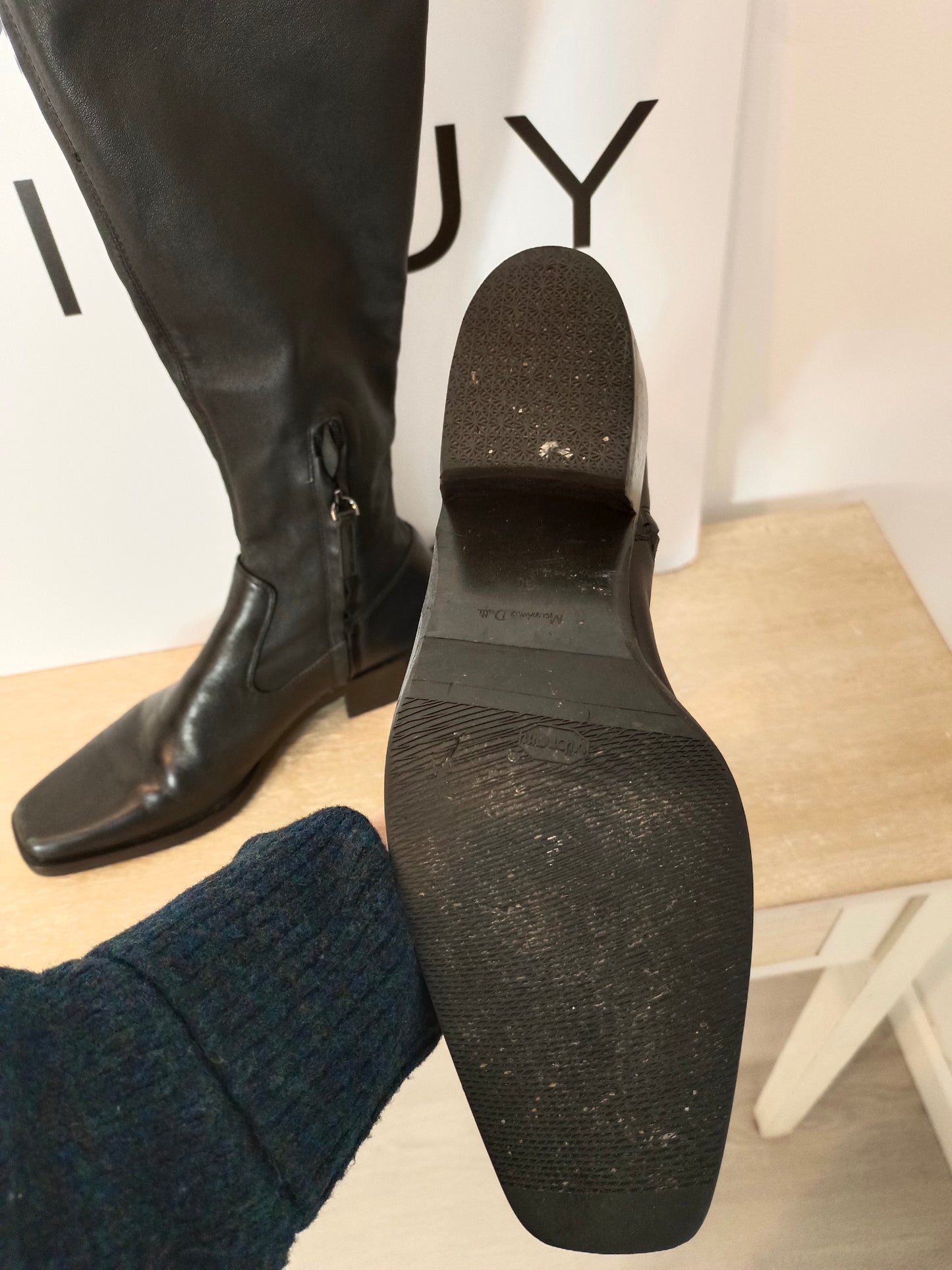 MASSIMO DUTTI. Botas negras de piel  T.40