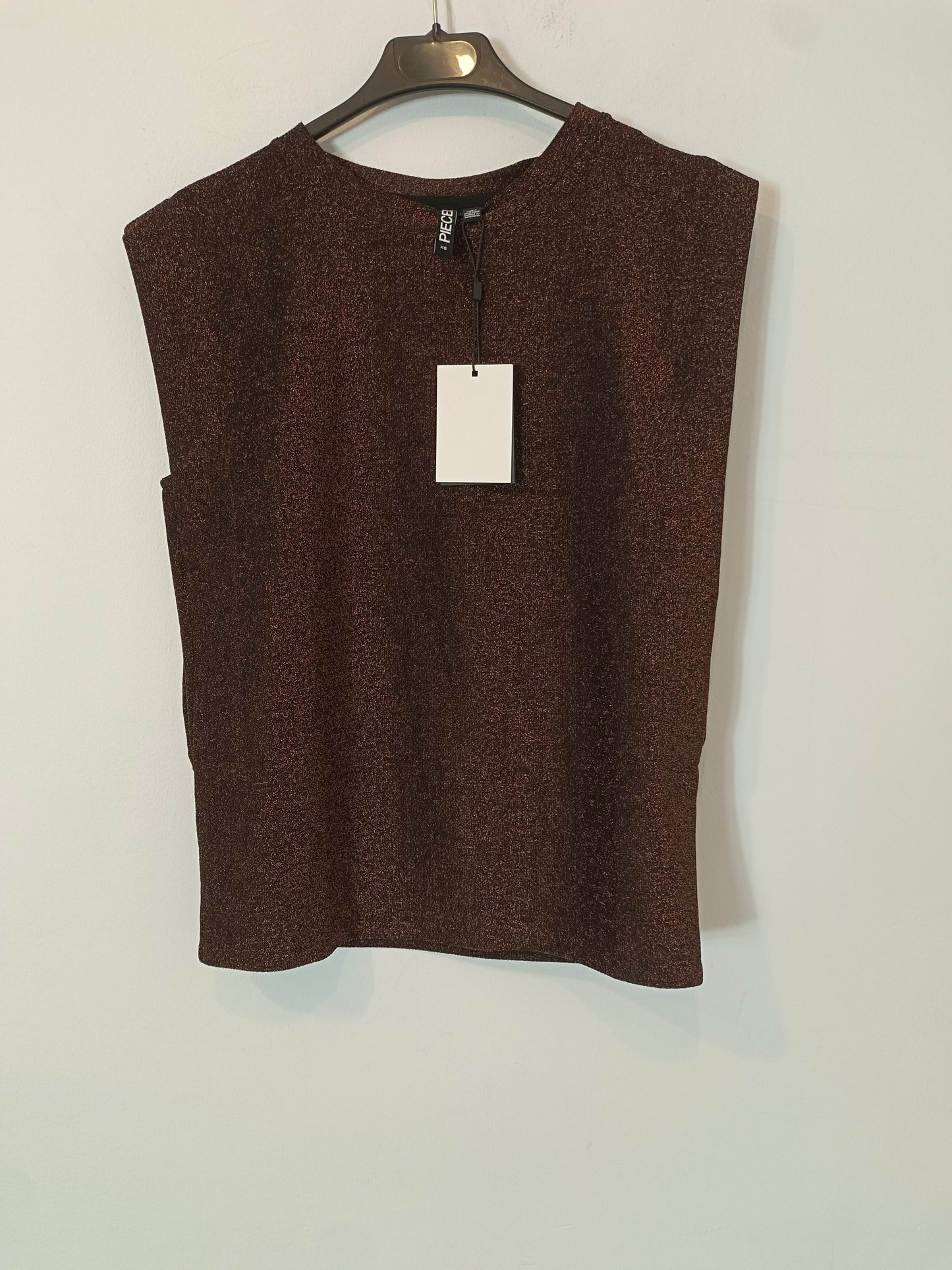 PIECES. Camiseta negra hilos rosas T.xs