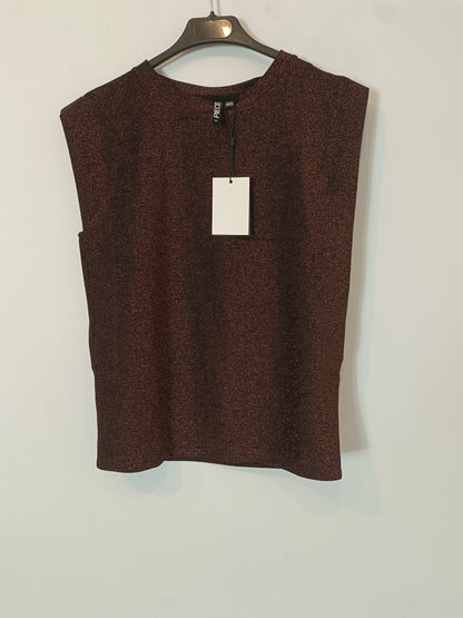 PIECES. Camiseta negra hilos rosas T.xs