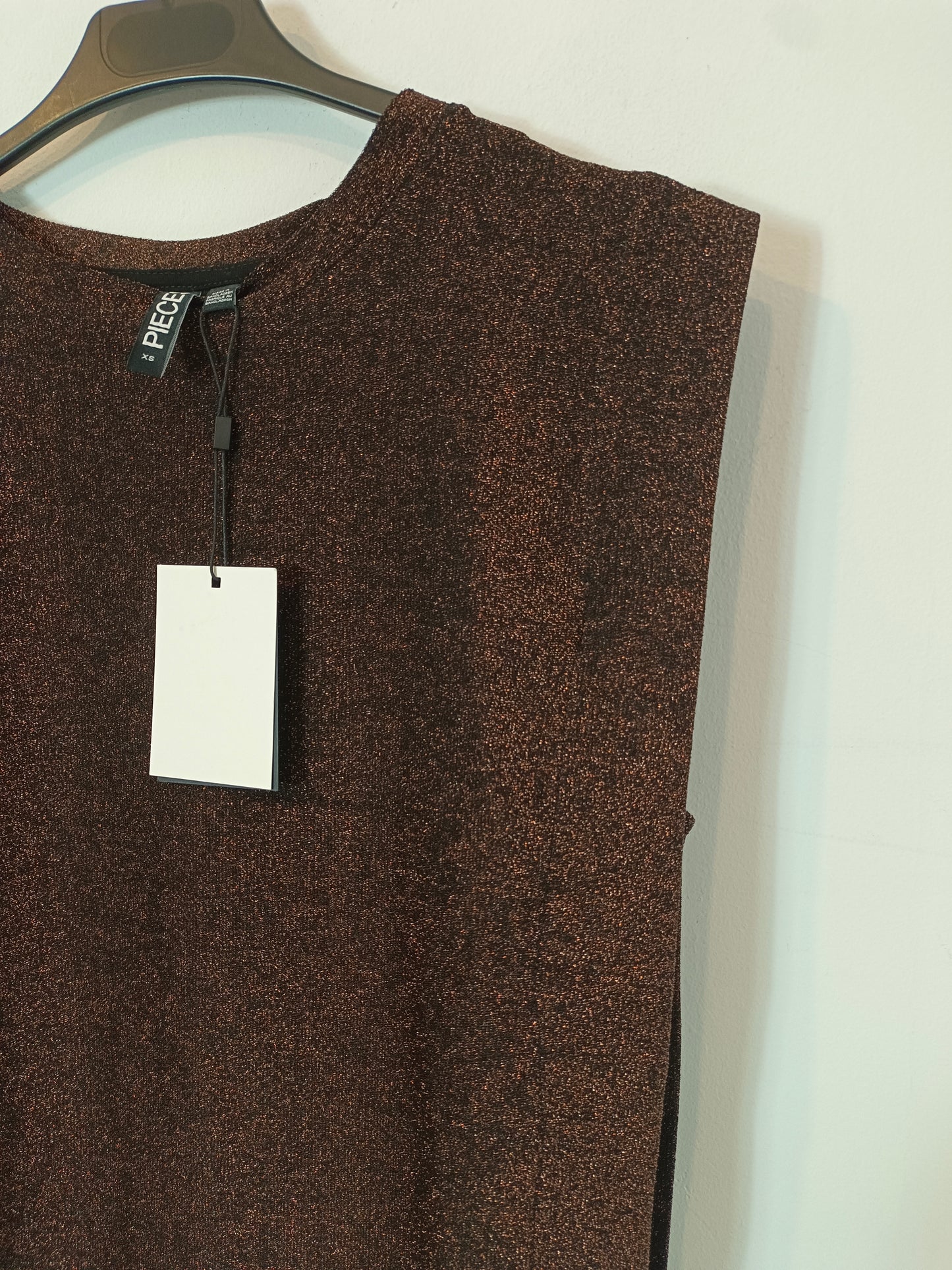 PIECES. Camiseta negra hilos rosas T.xs