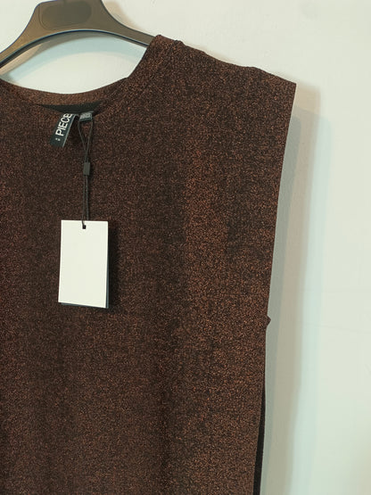 PIECES. Camiseta negra hilos rosas T.xs