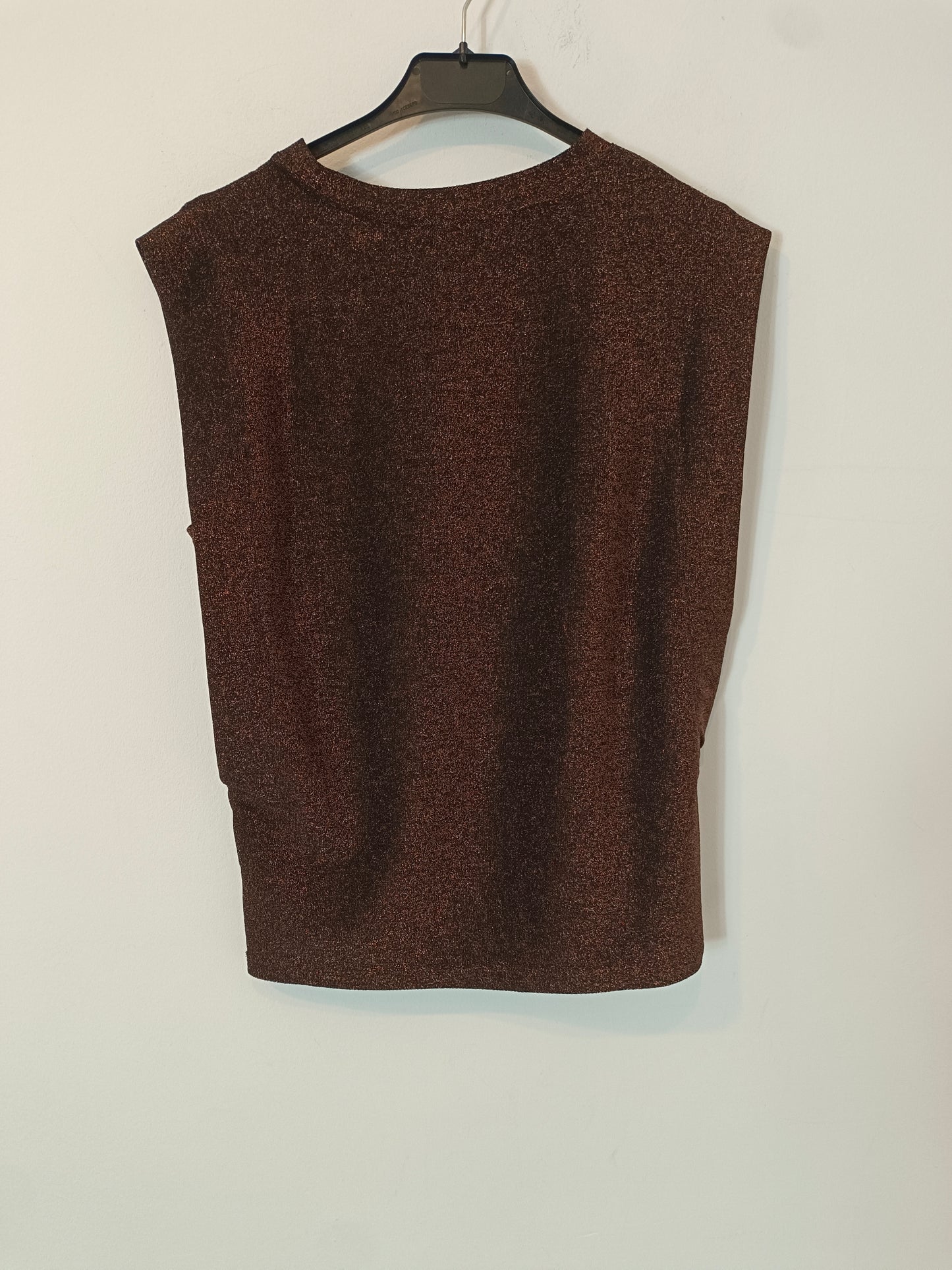 PIECES. Camiseta negra hilos rosas T.xs