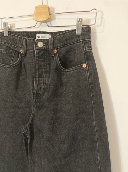 ZARA. Pantalón negro culotte T.34